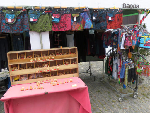 Wochenmarkt am Sonntag, Teguise, Lanzarote, Spanien, Holzspielzeug und bedruckte Stoffe