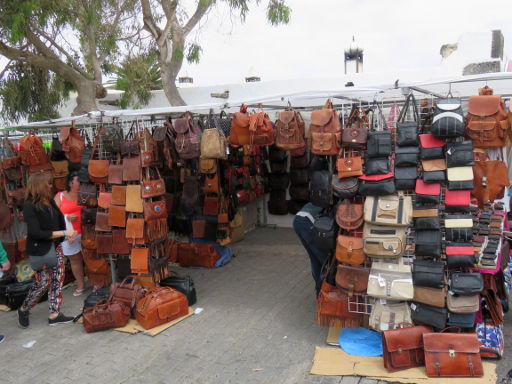 Wochenmarkt am Sonntag, Teguise, Lanzarote, Spanien, Taschen aus Leder