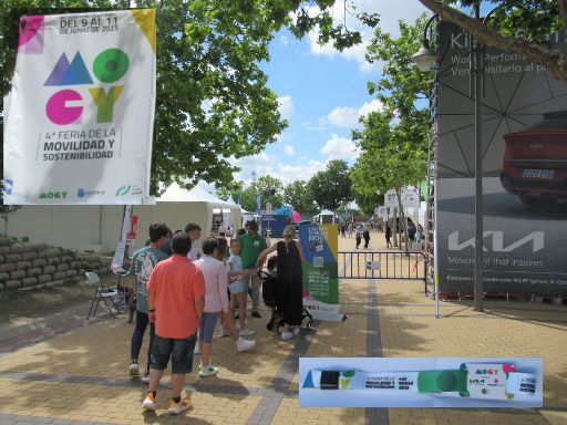 MOGY, Feria de la movilidad y sostenibilidad 2023, Las Rozas de Madrid, Spanien, Eingang beim Sportplatz