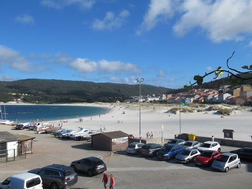 Laxe, Spanien, Blick vom Hafen auf den Strand von Laxe