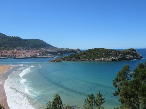 Lekeitio, Spanien, Küste mit der Isla de San Nicolás