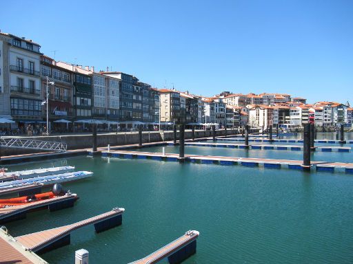 Lekeitio, Spanien, Hafen mit neuen schwimmenden Stegen