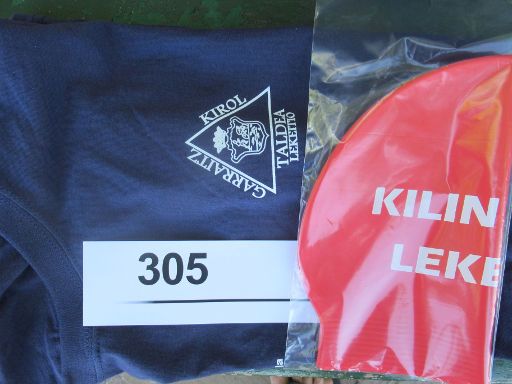 23. Kilin Kala Igeri Zeharkaldia Schwimmwettbewerb 2022, Lekeitio, Spanien, Starterpaket mit T-Shirt, Badekappe und Nummer für Wertsachenaufbewahrung