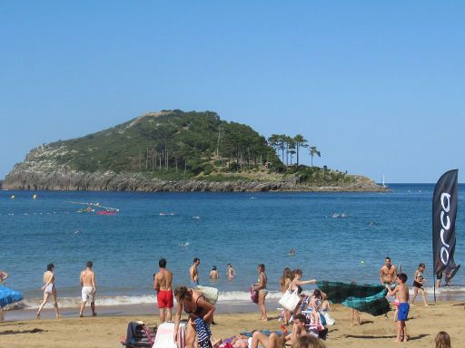 23. Kilin Kala Igeri Zeharkaldia Schwimmwettbewerb 2022, Lekeitio, Spanien, Startbereich am Strand mit Blick auf die Insel