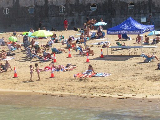 23. Kilin Kala Igeri Zeharkaldia Schwimmwettbewerb 2022, Lekeitio, Spanien, Zielbereich am Strand