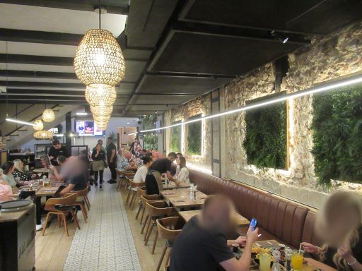 La Brava Steak House Lloret de Mar, Spanien, Gastraum mit Stühlen, Tischen und Bänken