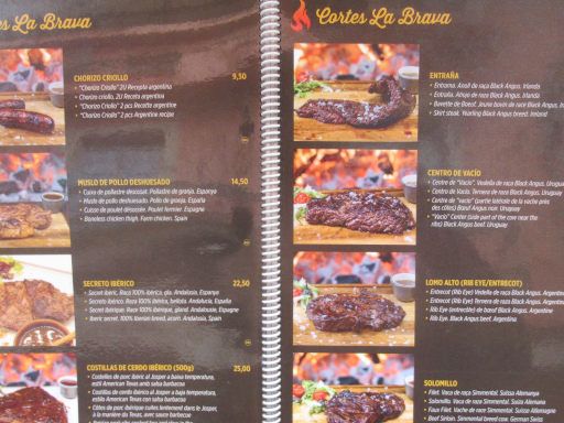 La Brava Steak House Lloret de Mar, Spanien, Teil der Speisekarte auf Katalan, Spanisch, Französisch und Englisch