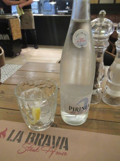 La Brava Steak House Lloret de Mar, Spanien, 0,5 Liter Pirinea Mineralwasser mit Kohlensäure