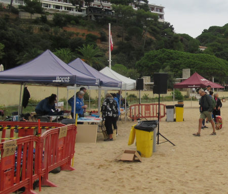 V. Travessia Les Platges de Lloret, Schwimmwettbewerb 2025, Lloret de Mar, Spanien, Abholung Starterpaket - Wertsachenaufbewahrung