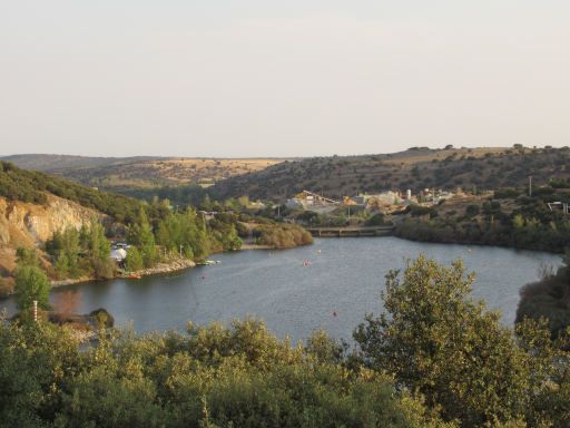 IX Traves&iacute;a a nado Los &Aacute;ngeles de San Rafael 2026 Schwimmwettbewerb, Los &Aacute;ngeles de San Rafael, Spanien, Blick von der Puente el Deseo auf den Stausee Los &Aacute;ngeles