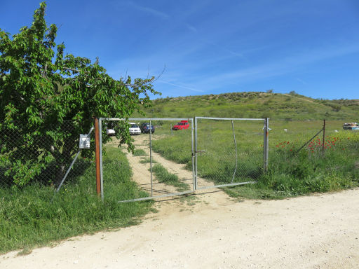 Emociones al Vuelo, Los Hueros, Villabilla, Spanien, Außenansicht Toreinfahrt Camino de la Isabela 1 ohne Nummer in 28810 Los Hueros Villabilla