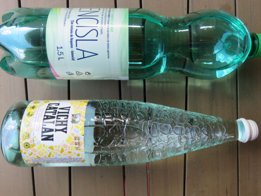 Alcampo, Madrid, Spanien, naturis Agua Mineral San Benedetto 1,5 Liter Kunststoffflasche Vergleich Vichy Catalan 1 Liter in Glasflasche