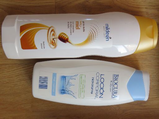 ALDI Supermercados, Madrid, Spanien, mildeen Duschgel mit Honig 750 ml und Biocura Bodylotion 500 ml