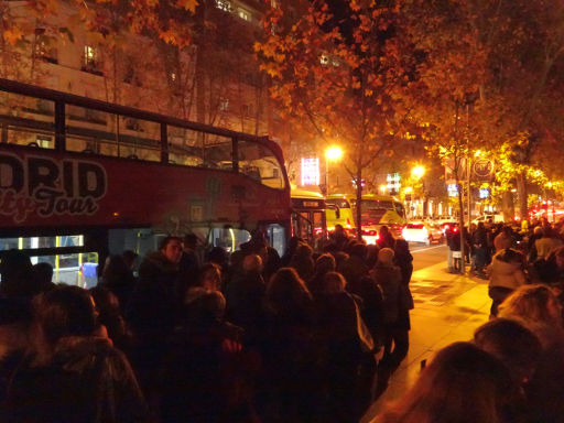 ALSA Bus Naviluz 2019, Madrid, Spanien, Warteschlange Haltestelle Calle Serrano am Plaza Colón