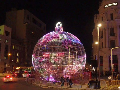 ALSA Bus Naviluz 2019, Madrid, Spanien, überdimensionale Weihnachtsbaumkugel der Gran Vía