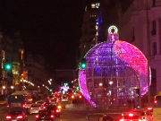 ALSA Bus Naviluz 2019, Madrid, Spanien, überdimensionale Weihnachtsbaumkugel der Gran Vía