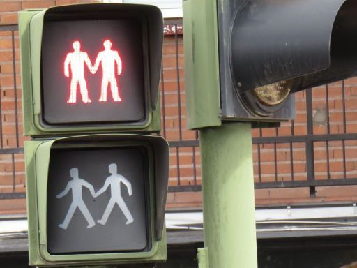 Ampel Fußgängersignal, Madrid, Spanien, Fußgängersignal mit zwei Männern in der Calle de Alcalá an der Metrostation Canillejas im Juni 2017