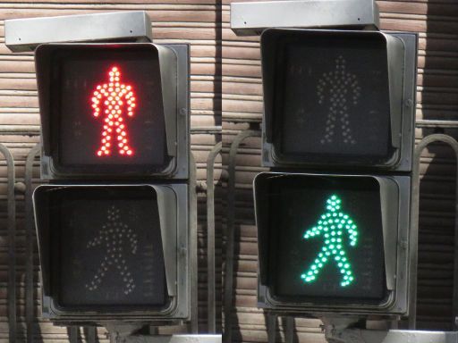 Ampel Fußgängersignal, Madrid, Spanien, Fußgängersignal mit einem Ampelmann in der Nähe der Metrostation Goya im Juli 2017