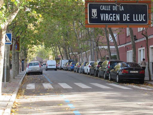 Anwohnerparkausweis, SER Servicio de Estacionamiento Regulado, Madrid, Spanien, blaue Markierungen links, grüne Markierungen rechts Calle Virgen de Lluc