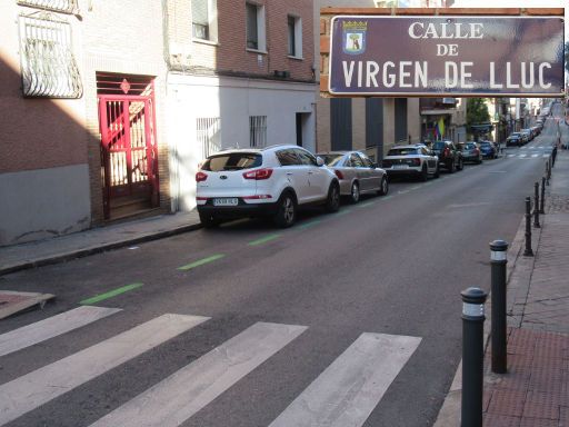 Anwohnerparkausweis, SER Servicio de Estacionamiento Regulado, Madrid, Spanien, freie Parkplätze Wochentag Nachmittags grüne Markierungen Calle Virgen de Lluc