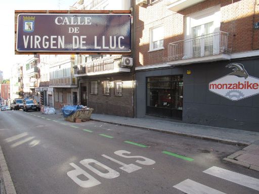 Anwohnerparkausweis, SER Servicio de Estacionamiento Regulado, Madrid, Spanien, Müllsäcke, Müllcontainer, freie Parkplätze Wochentag Nachmittags grüne Markierungen Calle Virgen de Lluc