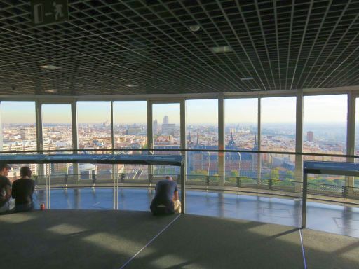 Faro de Moncloa, Madrid, Spanien, Fenster mit Ausblick auf die Stadt