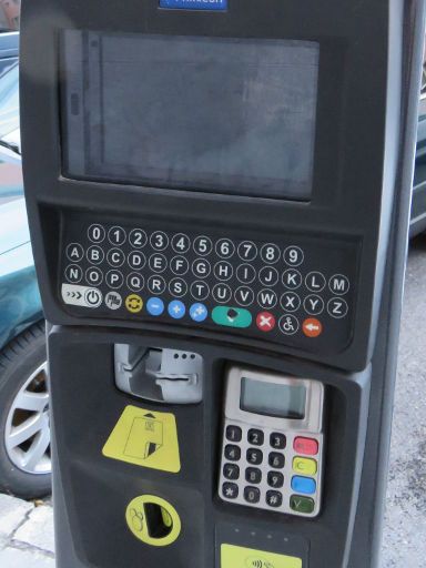 Parkraumbewirtschaftung, Madrid, Spanien, Parkscheinautomat mit Bildschirm, Tastatur, Kartenlesegerät und Münzeinwurf