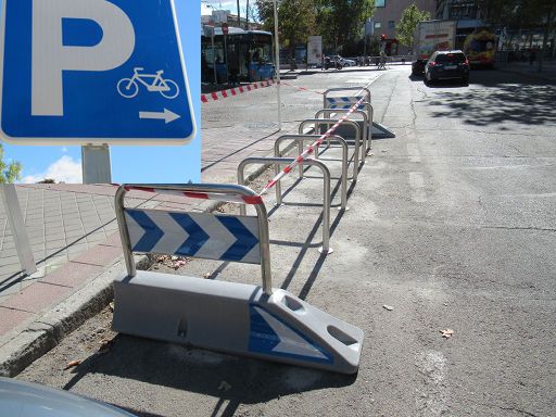 Parkraumbewirtschaftung, Madrid, Spanien, Fahrradparkplatz in der Calle de los Misterios im Oktober 2020