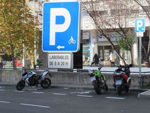 Parkraumbewirtschaftung, Madrid, Spanien, Motorradparkplätze in der Calle de la Virgen de la Alegría im Dezember 2020