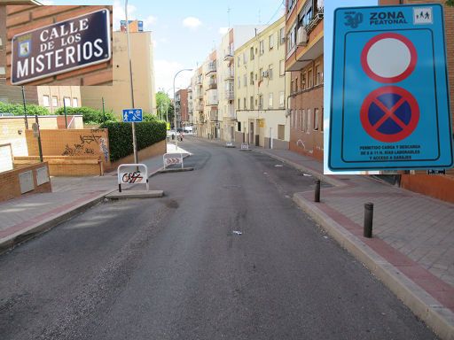 Parkraumbewirtschaftung, Madrid, Spanien, Fußgängerzone mit absoluten Halteverbot in der Calle de los Misterios, 28027 Madrid im Mai 2021