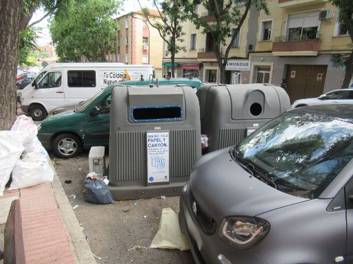 Parkraumbewirtschaftung, Madrid, Spanien, Altpapier Container in der Calle de Hermanos de Pablo, 28027 Madrid im Juni 2021