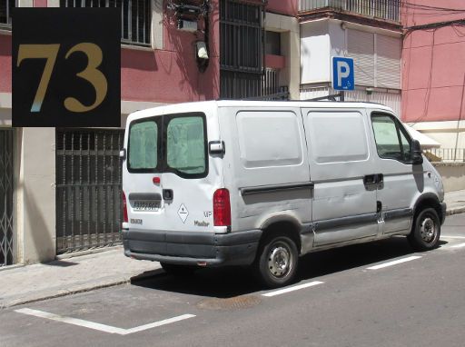 Parkraumbewirtschaftung, Madrid, Spanien, Transporter als Lagerraum in der Calle de Virgen de Lluc 73, 28027 Madrid im Juni 2021