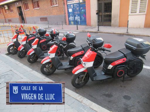 Parkraumbewirtschaftung, Madrid, Spanien, Elektromotorräder von acciona in der Calle de Virgen de Lluc 85, 28027 Madrid im Oktober 2021