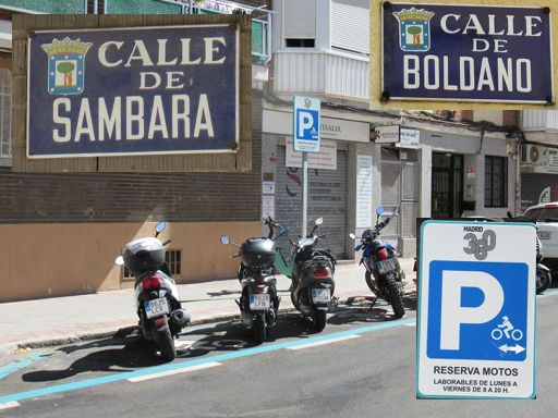 Parkraumbewirtschaftung, Madrid, Spanien, Motorradparkplätze in der Calle de Sambara / Calle de Boldano im Juli 2022