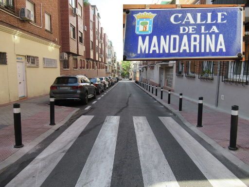 Parkraumbewirtschaftung, Madrid, Spanien, Parken nur noch auf einer Seite Calle de la Mandarina im September 2022