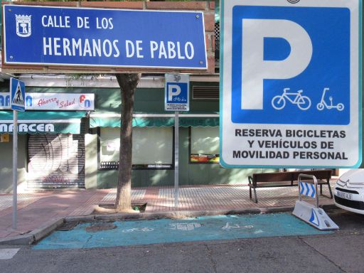 Parkraumbewirtschaftung, Madrid, Spanien, Parkplatz nur für Fahrräder und eScooter Calle Hermanos de Pablo im November 2022