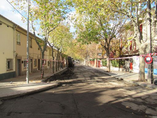 Parkraumbewirtschaftung, Madrid, Spanien, Calle de los Misterios ohne Asphalt am 02.12.2022