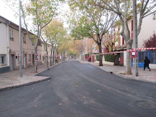 Parkraumbewirtschaftung, Madrid, Spanien, Calle de los Misterios mit neuen Asphalt am 08.12.2022