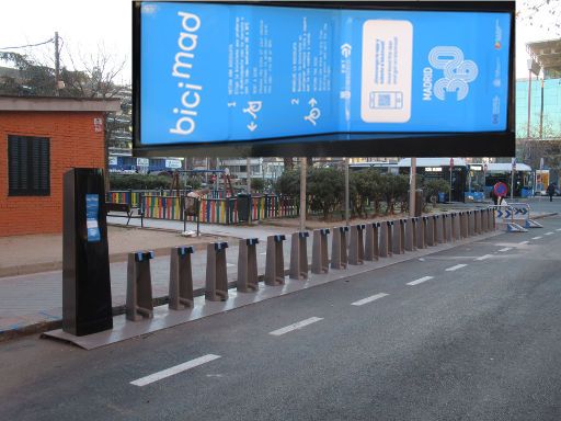 Parkraumbewirtschaftung, Madrid, Spanien, Bici Mad und Fahrradparkplatz in der Calle de los Misterios im Februar 2023