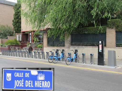 Parkraumbewirtschaftung, Madrid, Spanien, Bici Mad und Fahrradparkplatz in der Calle de José del Hierro im Mai 2023