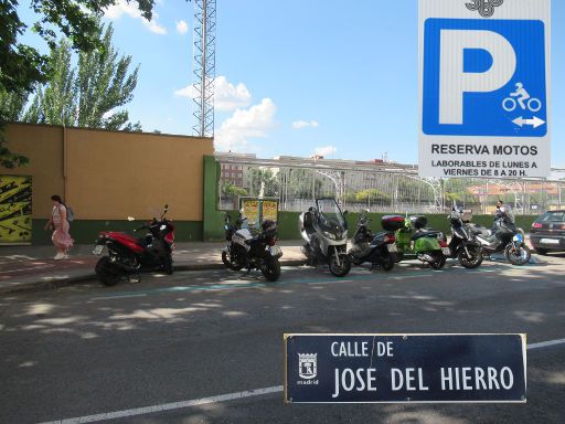 Parkraumbewirtschaftung, Madrid, Spanien, Motorradparkplätze in der Calle de Jose del Hierro im Juni 2023