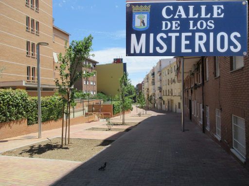 Parkraumbewirtschaftung, Madrid, Spanien, Calle de los Misterios, Ansicht von der Calle de Manipa, 28027 Madrid im Juli 2025