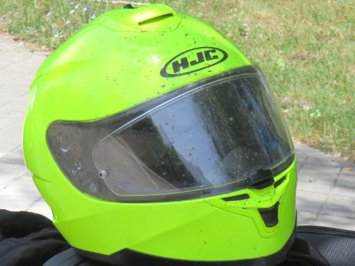 Boutique Motor, Madrid, Spanien, Helm HJC IS-17 Neon Gelb nach 7000 Kilometern im Juni 2018 Betätigung von der Sonnenblende öffnen fehlt