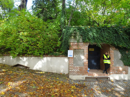 Bunker im Park Capricho, Madrid Spanien, Eingang auf der linken Seite vom Palast