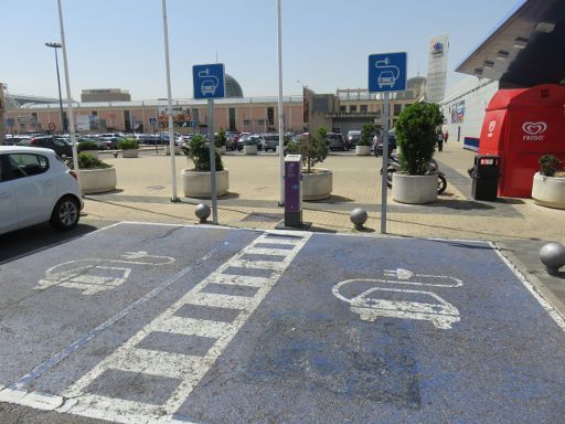 Carrefour Supermarkt Online, Madrid, Spanien, Carrefour Supermarkt in San Sebastián de los Reyes zwei Ladestation Elektrofahrzeuge