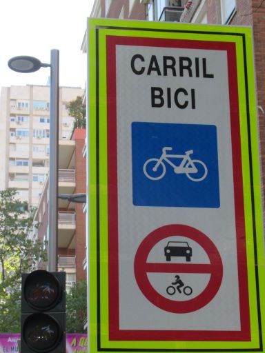 Fahrradwege, Radwegenetz, Madrid, Spanien, Verkehrszeichen Carril Bici, Autos und Motorräder verboten