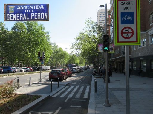 Fahrradwege, Radwegenetz, Madrid, Spanien, Fahrradweg mit Lichtzeichenanlage Avenida del General Perón April 2023