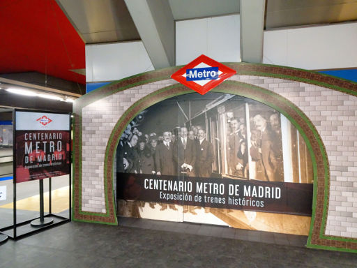 Centenario Metro de Madrid Exposición de trenes históricos, Madrid, Spanien, Eingang am Bahnsteig