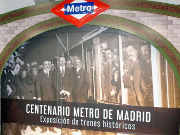 Centenario Metro de Madrid Exposición de trenes históricos, Madrid, Spanien, Eingang am Bahnsteig