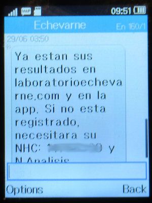 Centro Médico Maestranza Barajas, Madrid, Spanien, Echevarne Labor SMS auf einem Alcatel 2051X Mobiltelefon